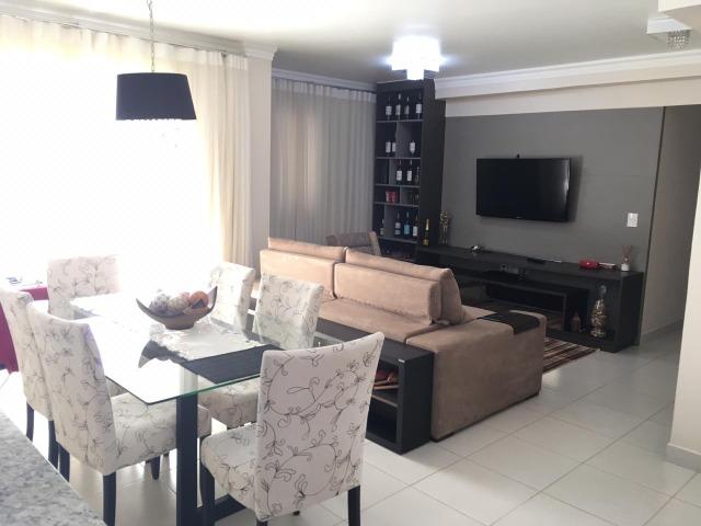 Lindo apartamento no Ed. Harmonia - Semi mobiliado, anda alto, sol da manhã, 2 vagas - Foto 2