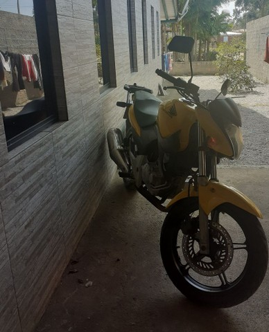 VENDO LINDA MOTO HONDA/CB 300R