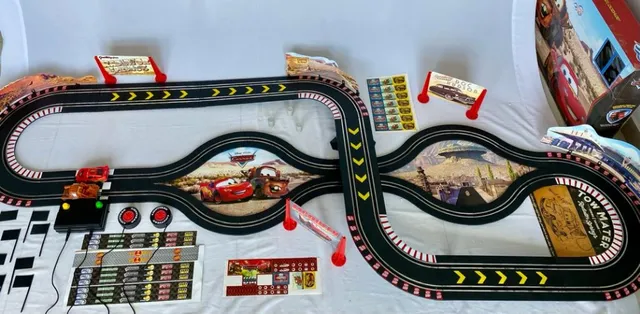 AUTORAMA DUPLO SUPER PISTA DE CORRIDA COM 2 CONTROLES REMOTO E 2