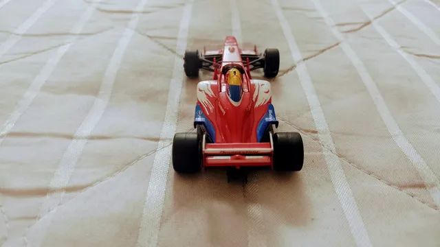 Carros de corrida antigos em réplicas perfeitas em miniatura