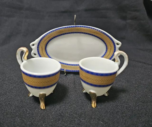 Conjunto de 2 xícaras e pires em porcelana fina - acompanha porta-pires - Foto 2