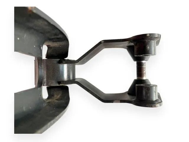 Suporte Traseiro Cabine Tranca Mb Atego 2426 2429 1719 Até 2023 Original - Foto 6