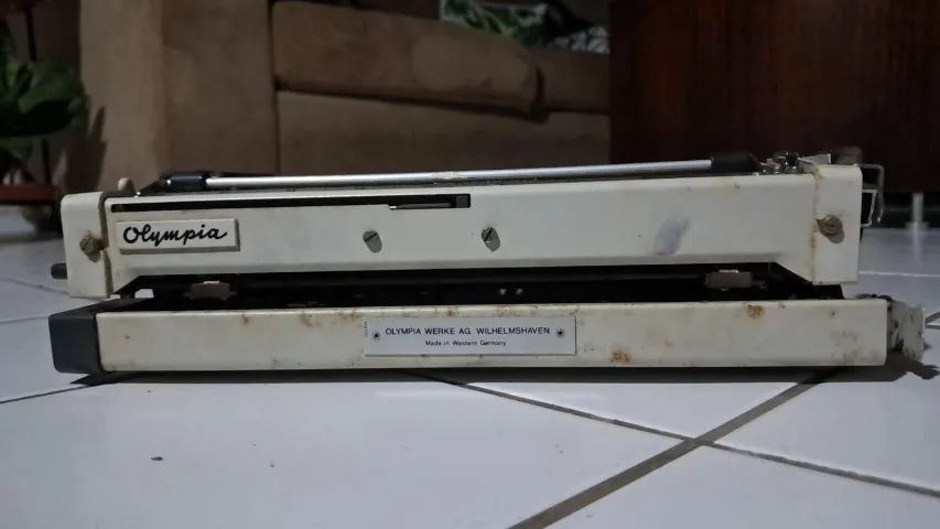 Maquina datilografia portátil antiga - Foto 3
