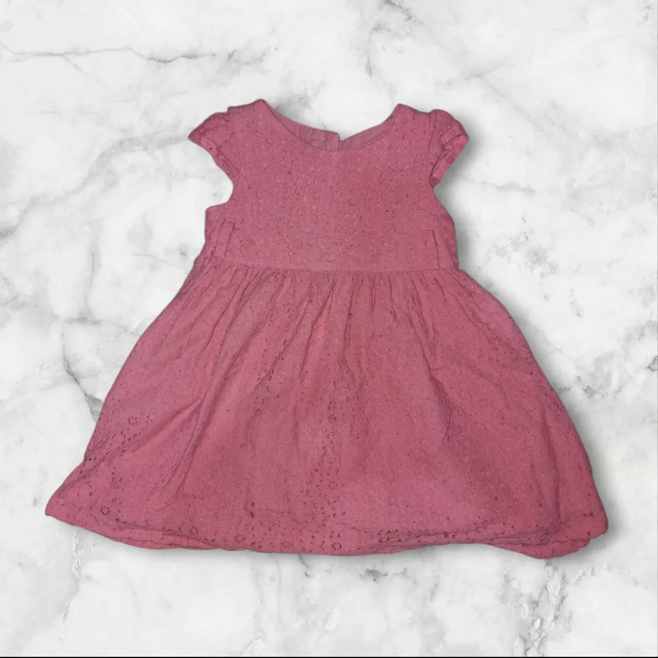 Vestido de renda rosa para menina