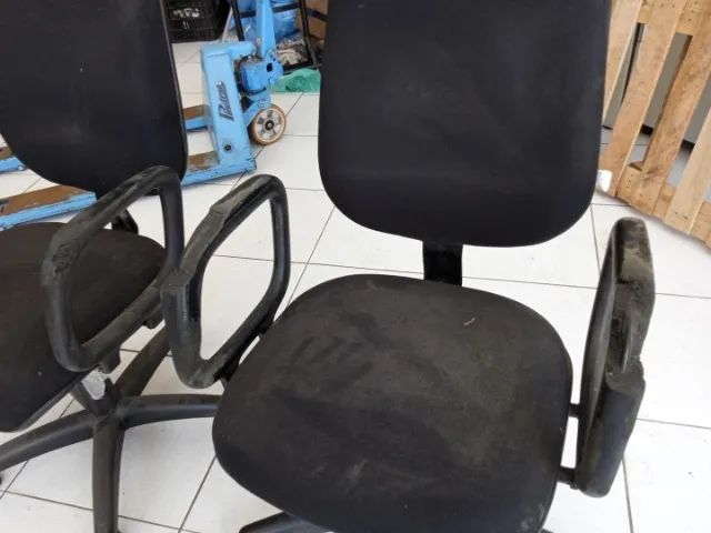 Cadeira de escritório giratória c/ braços e rodas em Tecido / Plástico Preto - Foto 4