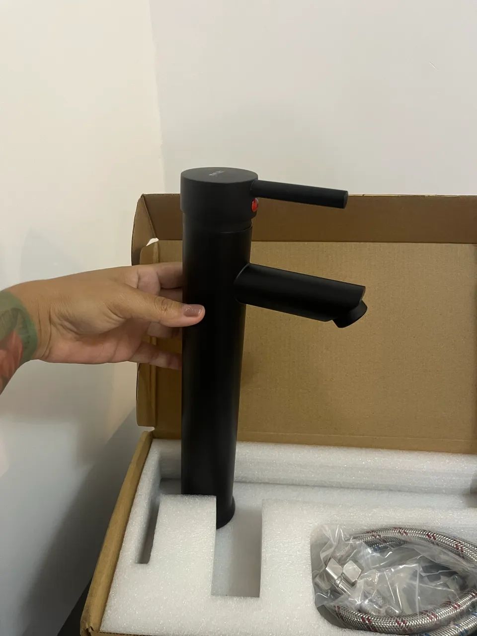 Torneira para Banheiro Misturador Monocomando preta - nova na caixa - Foto 3