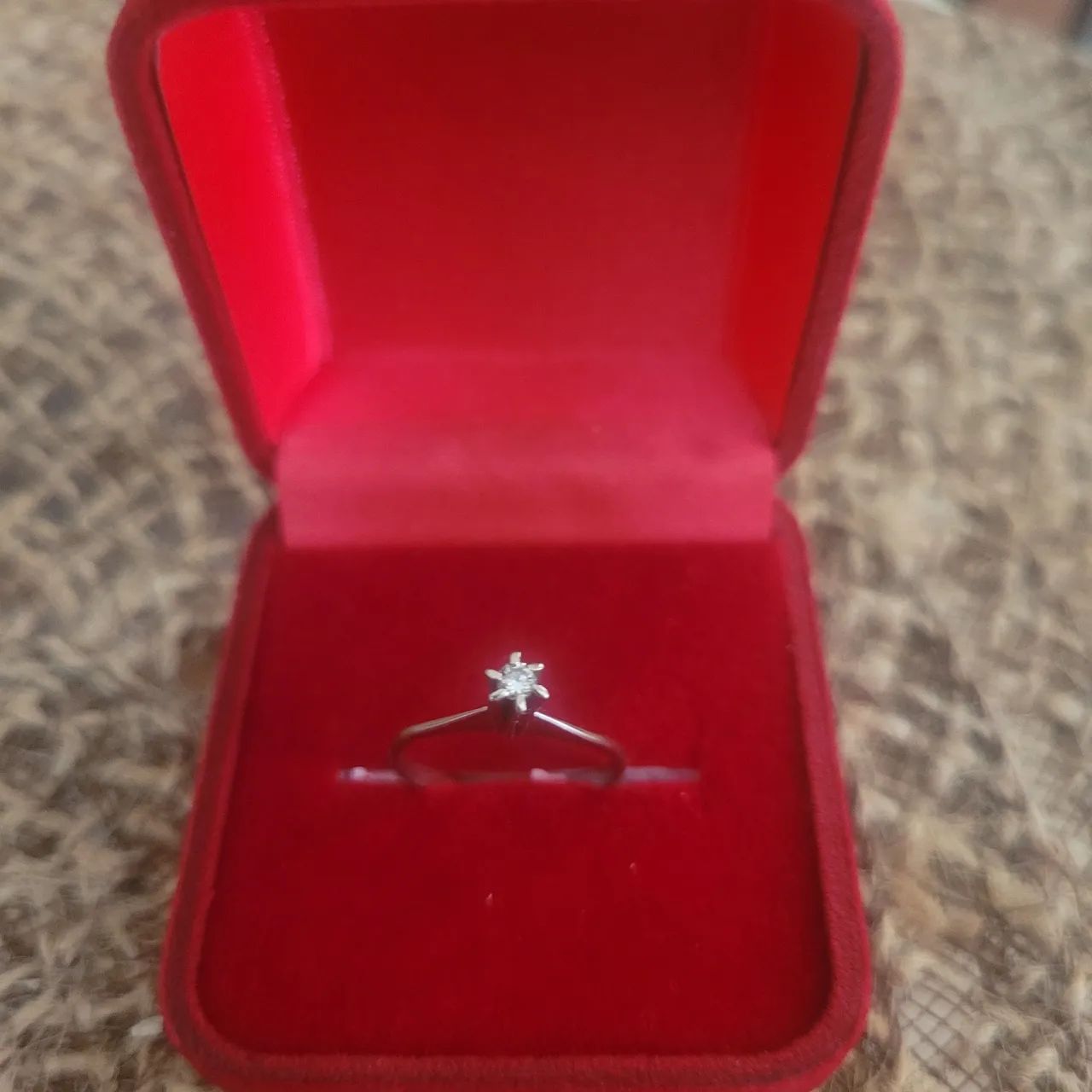 Anel em ouro branco 750 k solitario de brilhante 