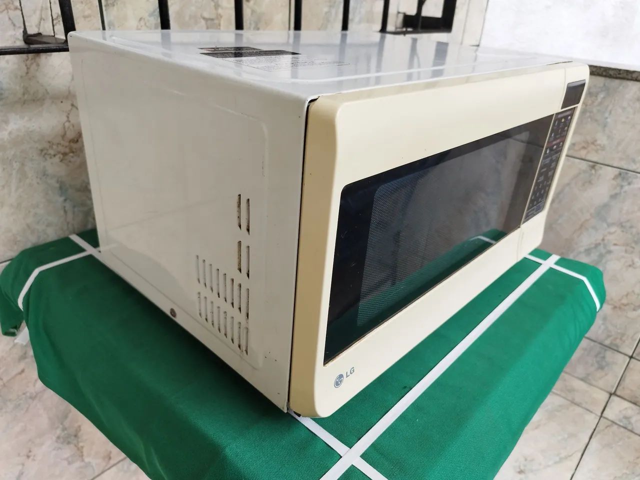Microondas LG modelo MS3047G - Foto 3