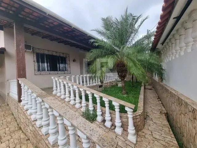 Casa ampla com anexo, piscina, churrasqueira e ótimo jardim à poucos mts da lagoa *CN-03