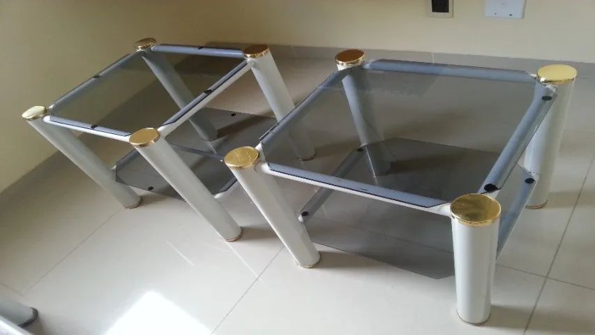 Lindo Criado Mudo Tubular Quadrado na cor Branco e 2 Bases de Vidro Fumê