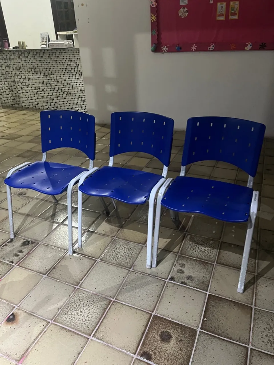 Cadeiras Plásticas Azuis - Conforto e Estilo