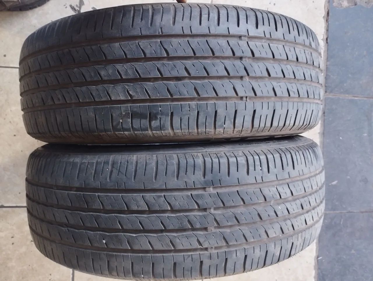 Par de pneus marca Nexen aro 215/60/17