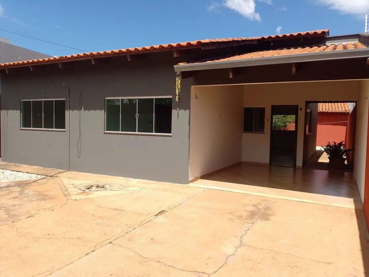 ALUGA CASA 3/4 SENDO 1 SUÍTE 407 SUL FRENTE A PRAÇA  - Foto 3