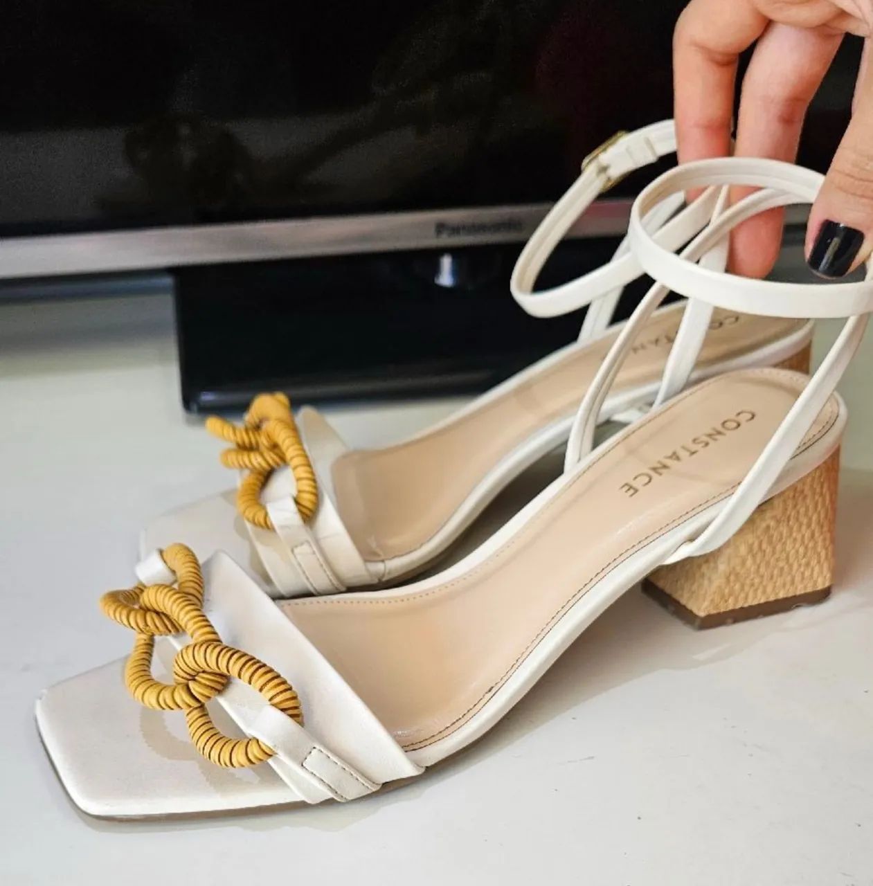 Sandália salto baixo off white Constance Calçados Jardim