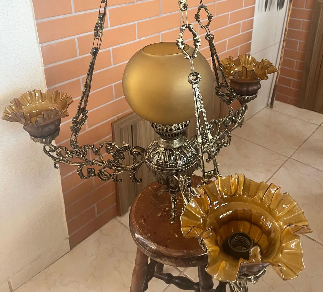 Lustre antigo em alumínio envelhecido para quatro lâmpadas - Foto 3