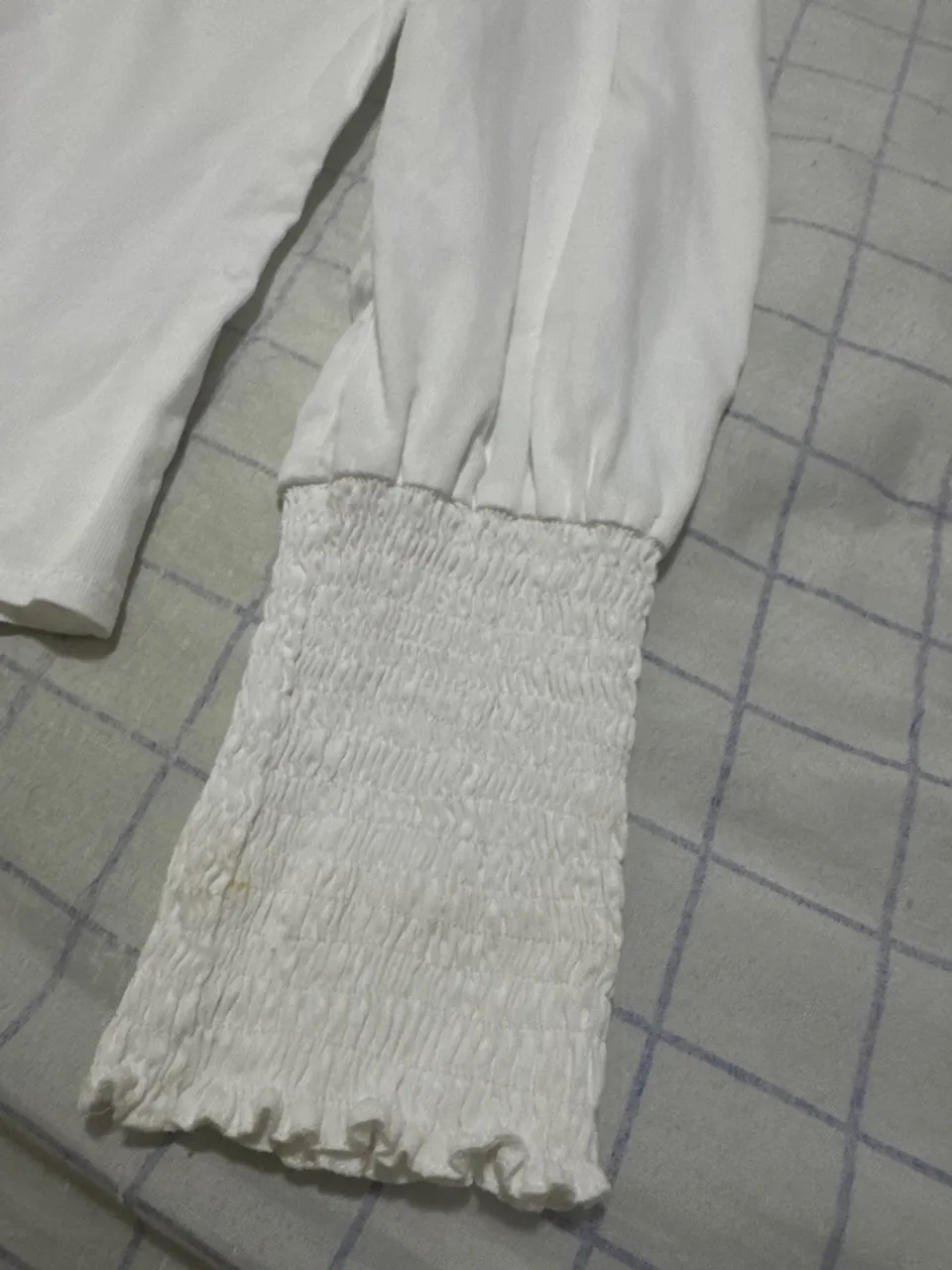Blusa branca de punho franzido
