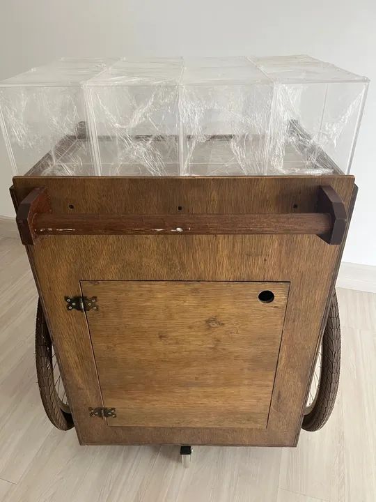 Carrinho de mão de madeira vintage