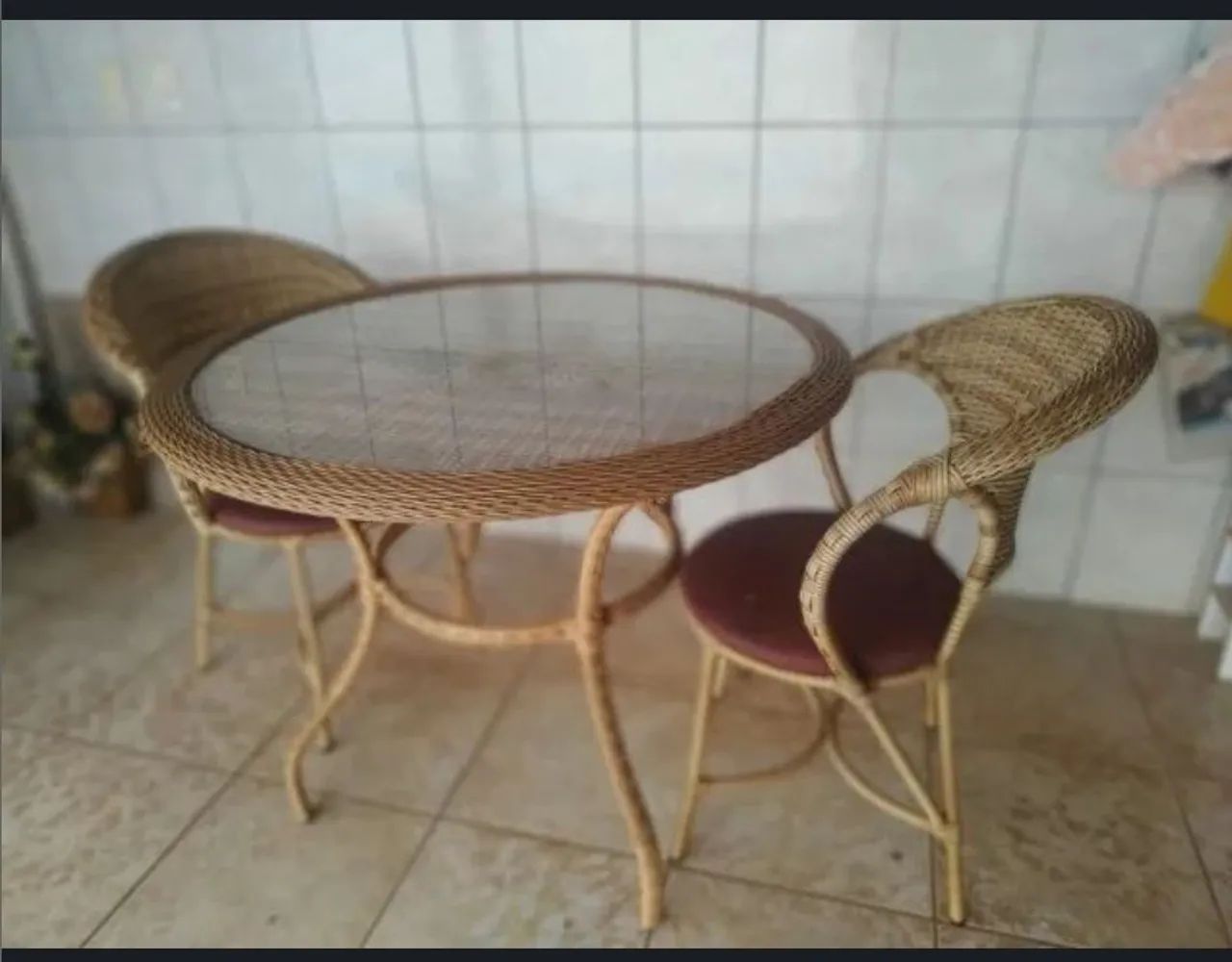 Conjunto de mesa com 4 cadeiras.