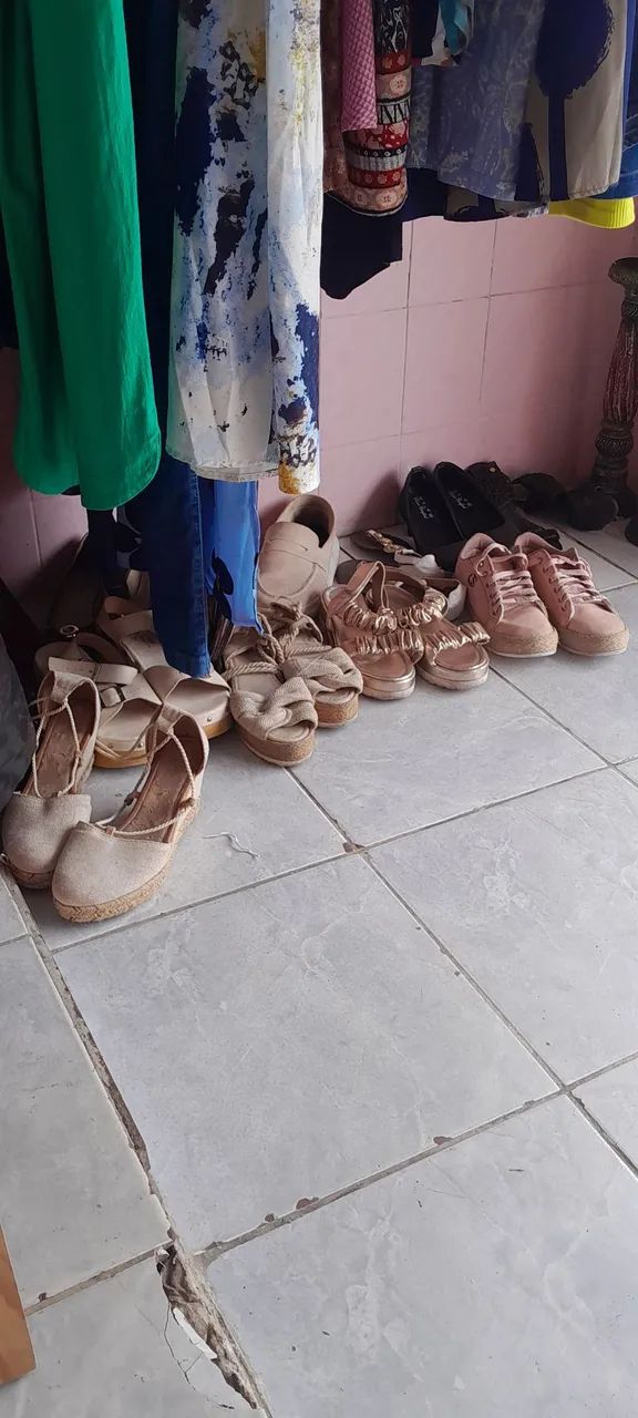 Vende se Roupas sapatos e diversos tamanhos e modelos araras e