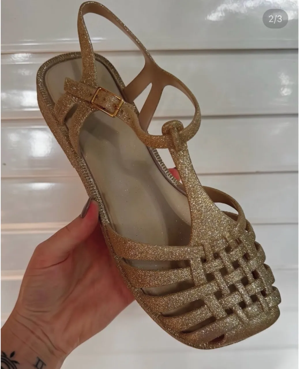 Melissa aranha com glitter dourado