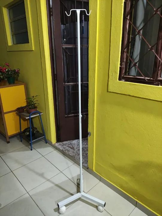 Suporte para soro com rodinhas