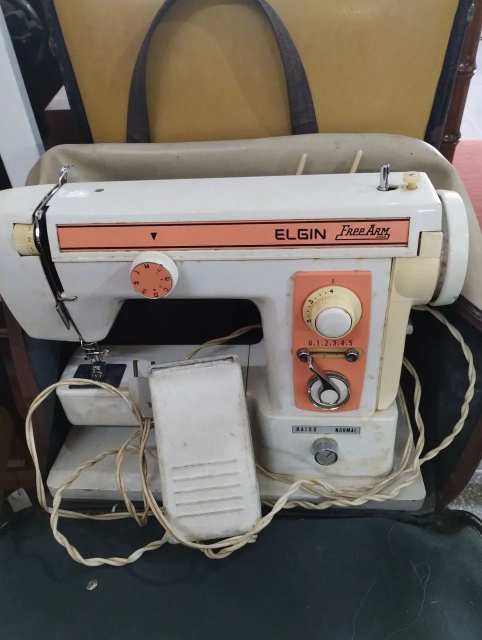Máquina de Costura Elgin Free Arm 2000 - Antiga