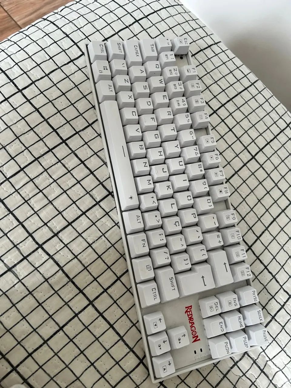 TECLADO MECÂNICO KUMARA PRO RGB WIRELESS E BLUETOOTH BRANCO