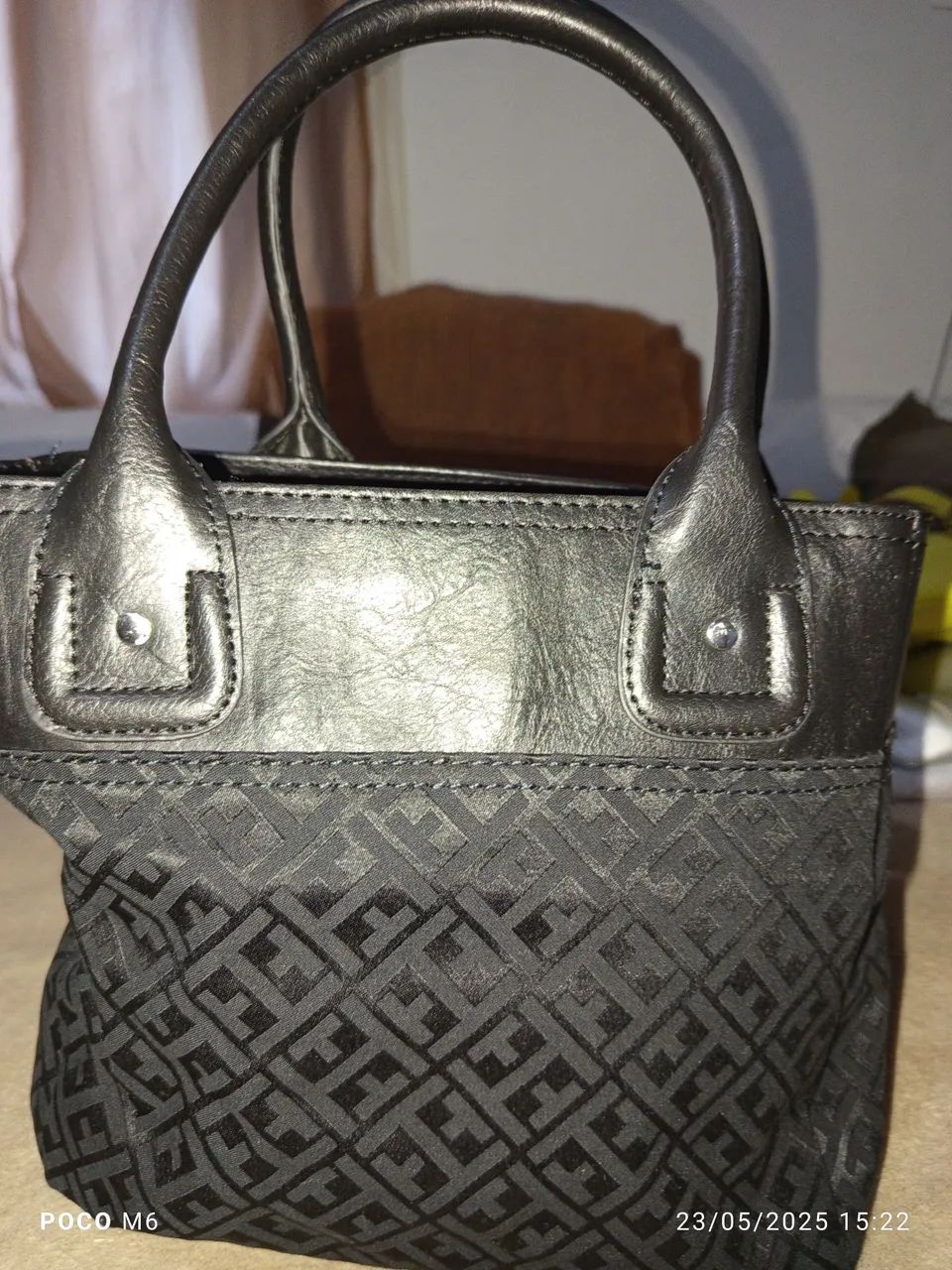 Bolsa Tommy Hilfiger Elegante e Charmosa - Foto 2