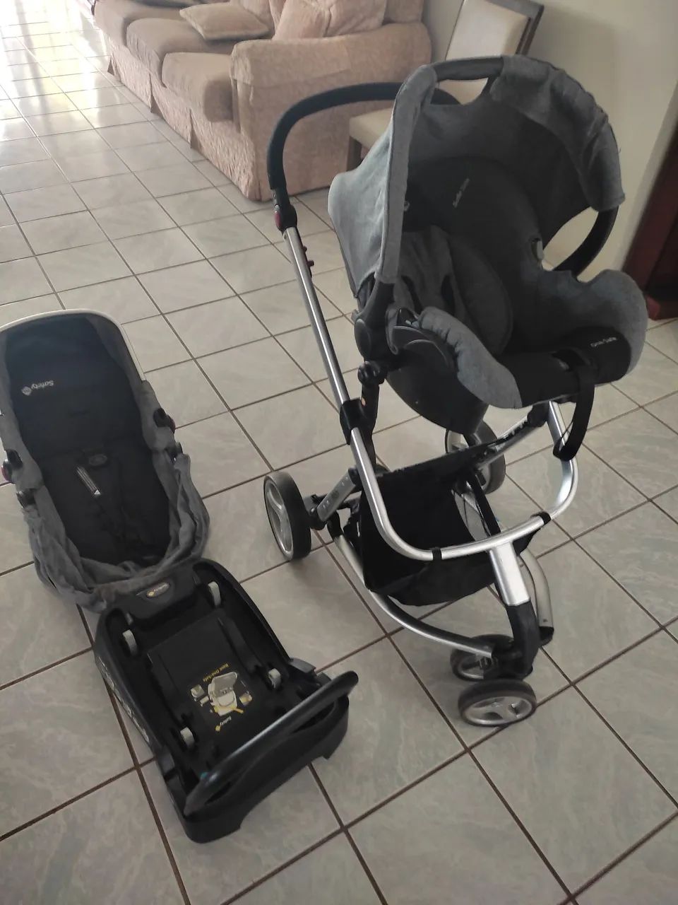 Carrinho com bebê conforto Safety 1st 