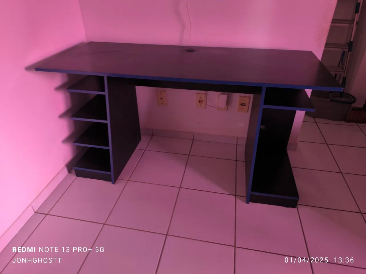 Mesa de escritório com prateleiras