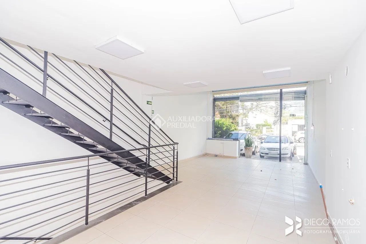 Loja Comercial Reformada para Locação - 2 Andares + Vitrine de Vidro - Foto 4