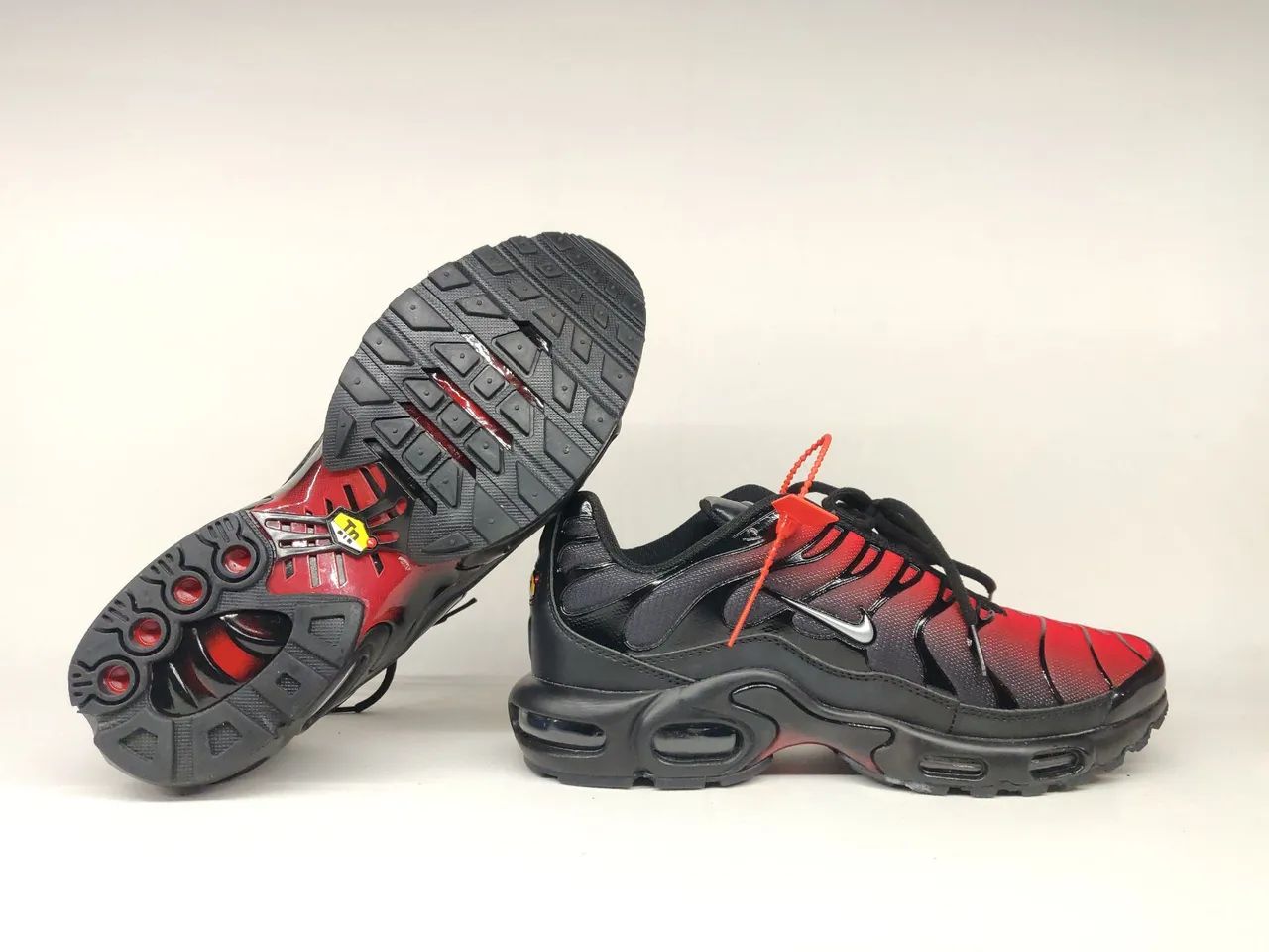 Oferta Limitada Tênis Nike Air Max Plus - Vermelho e Preto