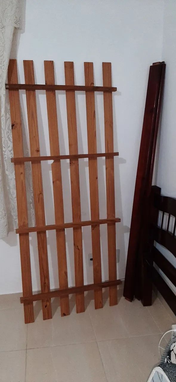 Cama de madeira semi nova conservada