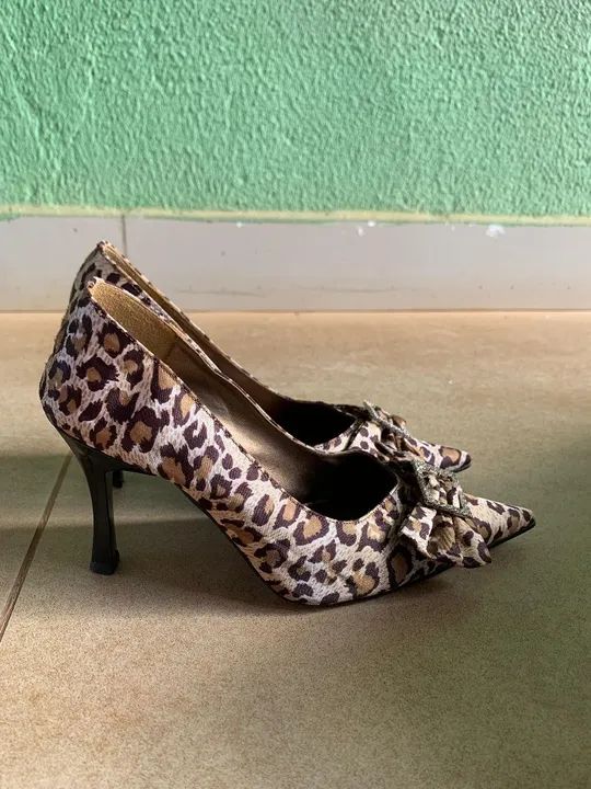 Sapatos Scarpin bege e oncinha. - Foto 2