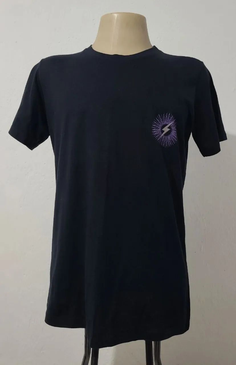 Camisa Preta tamanho M, bonita, confortável, design moderno, atual. 