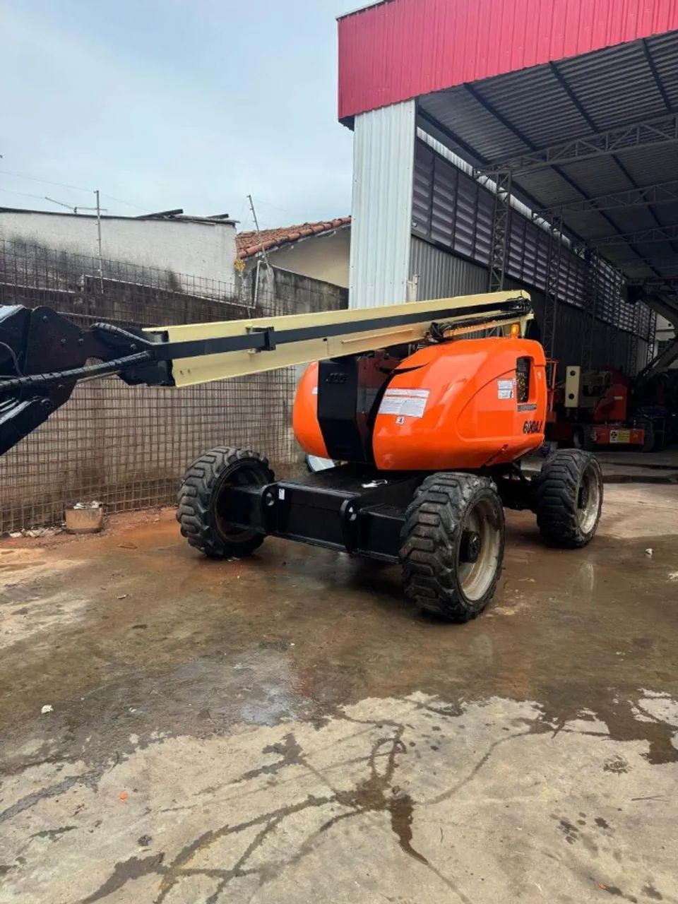Plataforma Elevatoria Articulada Diesel - 20 metros - JLG 600AJ - Ano 2010 - Foto 2
