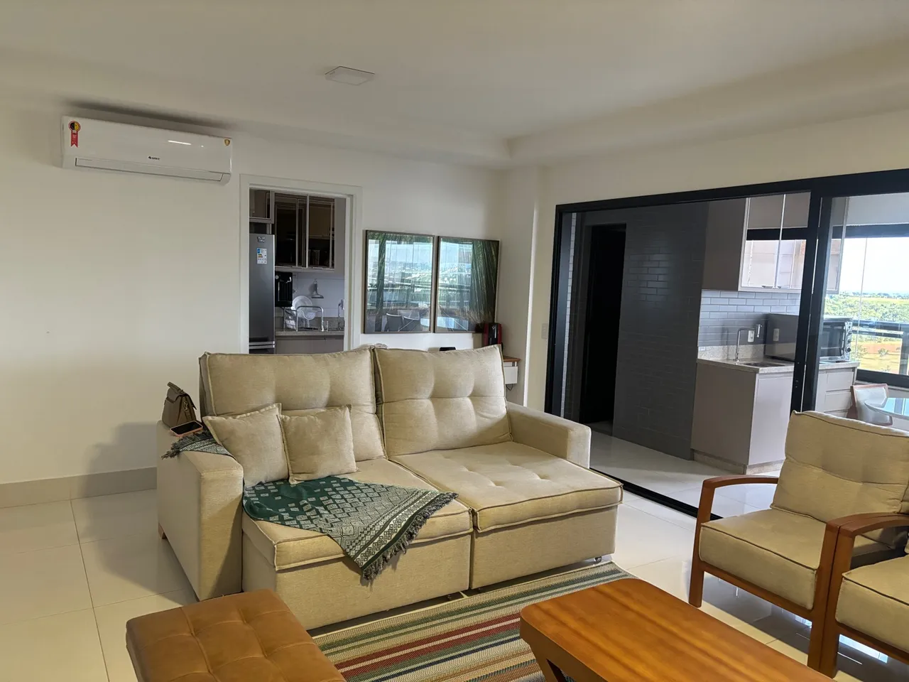 Vendo apartamento todo mobiliado, em ótima localização.