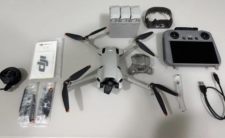 Drone Dji Mini 4 Pro Rc 2 Tela Combo Plus 3 Baterias 45 min - Cinza - Muito Novo