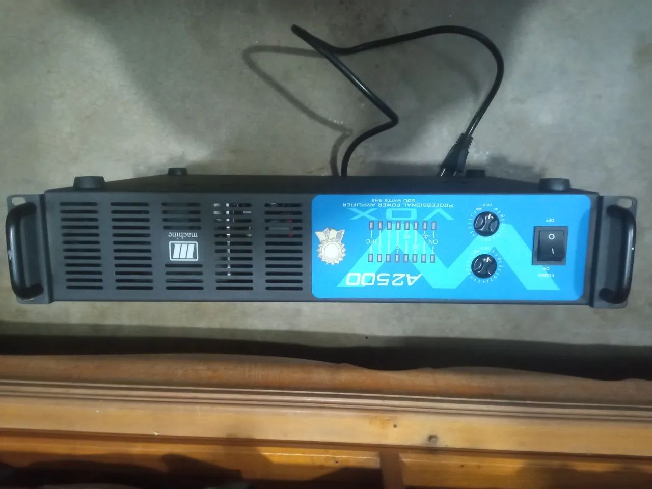 Amplificador de potênci machine A2500 600W pouco uso 