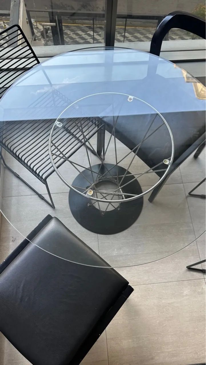 Mesa de Jantar com Tampo de Vidro