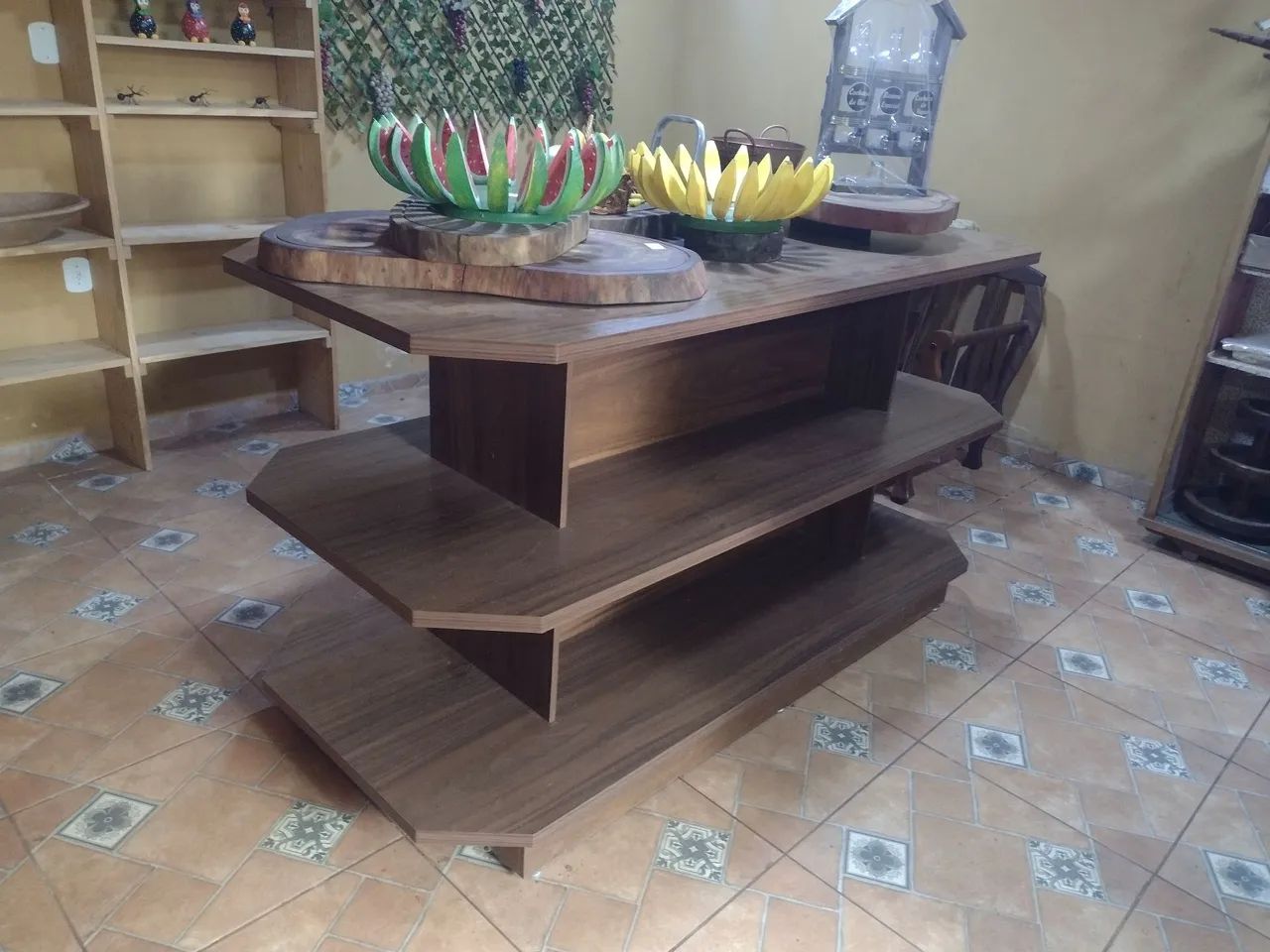 Mesa de madeira expositor 64168518503937122