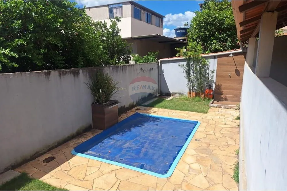 OPORTUNIDADE CASA Á VENDA COM PISCINA NO BAIRRO SANTA MARIA !