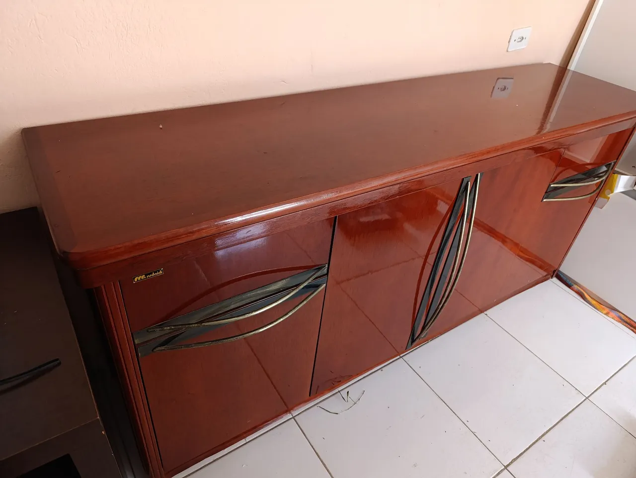Aparador em madeira com design elegante