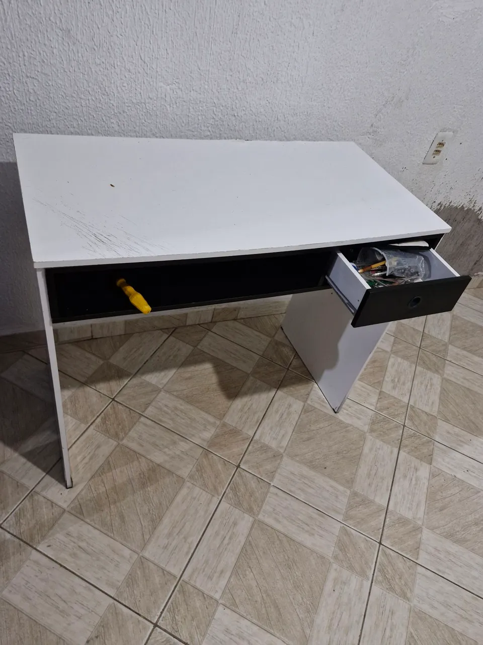 Escrivaninha branca com gaveta