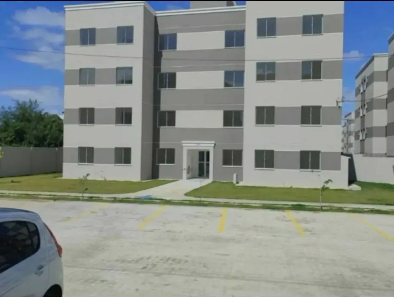 Apartamento 2/4 terceiro andar, contrato de gaveta, no condomínio Madrid;