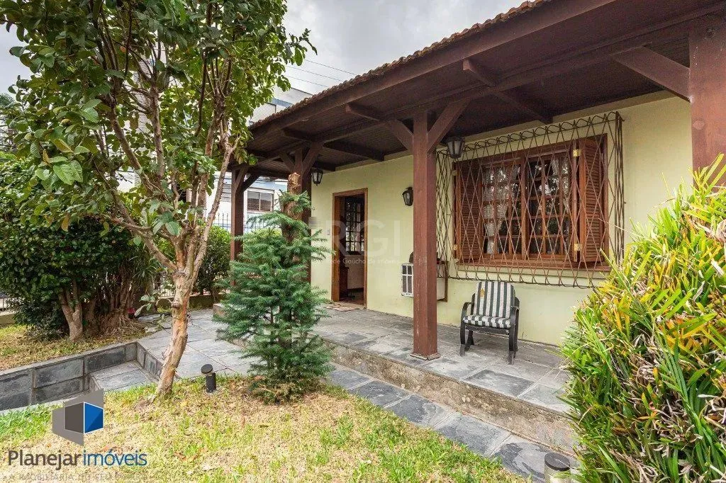 Casa sobrado no Jardim Botânico de 5 dormitórios e 2 vagas