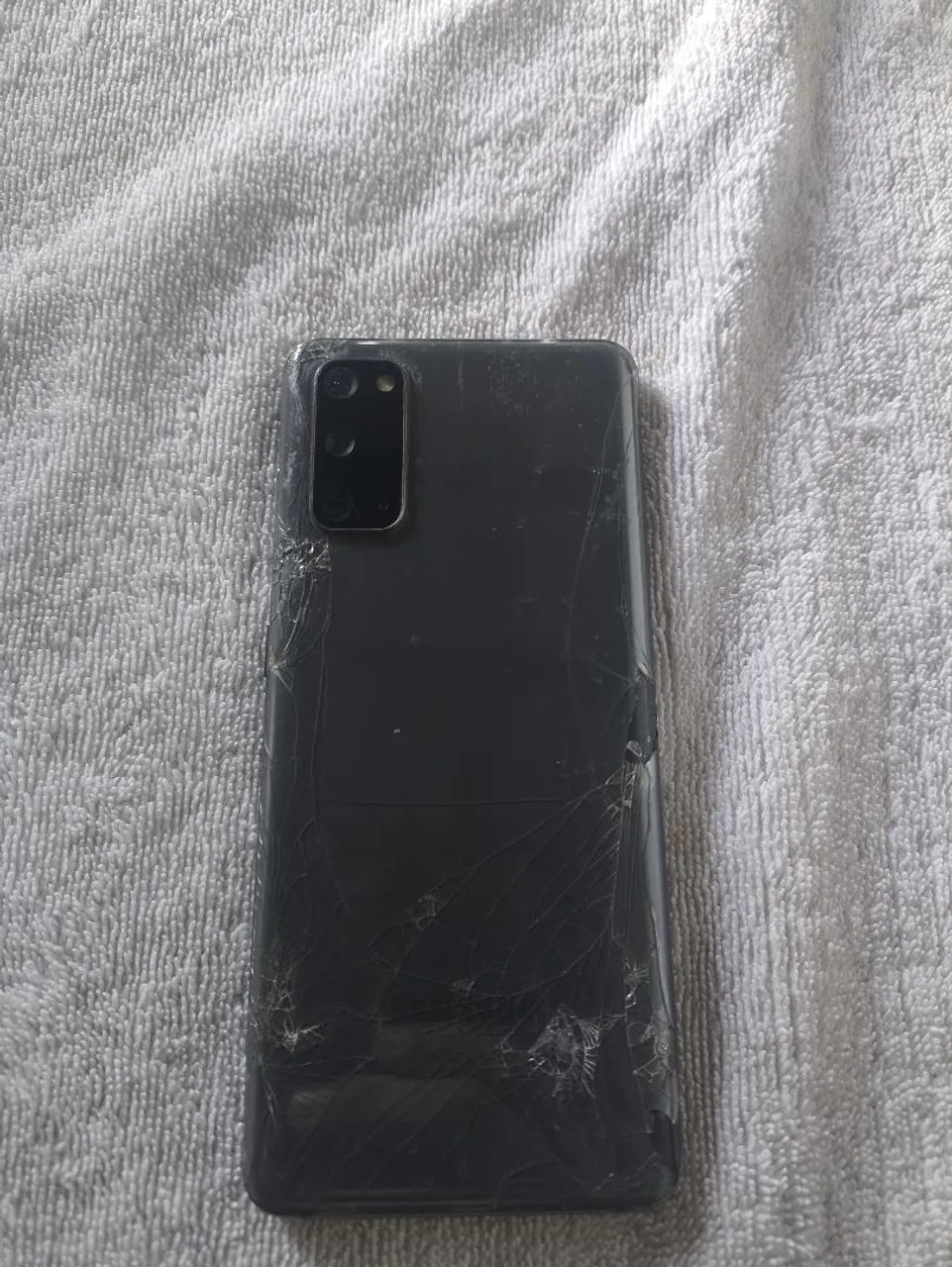 Galaxy S20 com tela quebrada para reutilizar peças - Foto 2