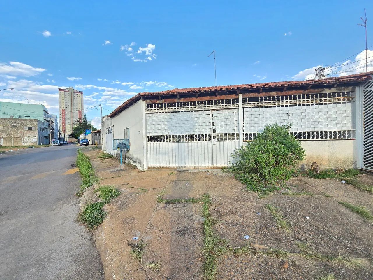 Casa de 3 quartos + 3 kitsnets, para gerar renda 