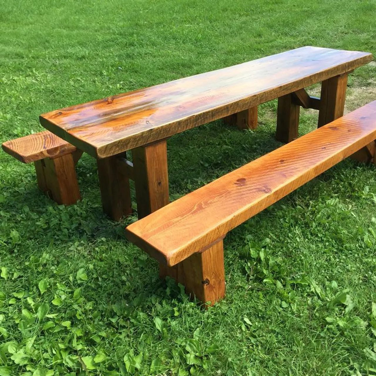 Mesa de madeira com com banco