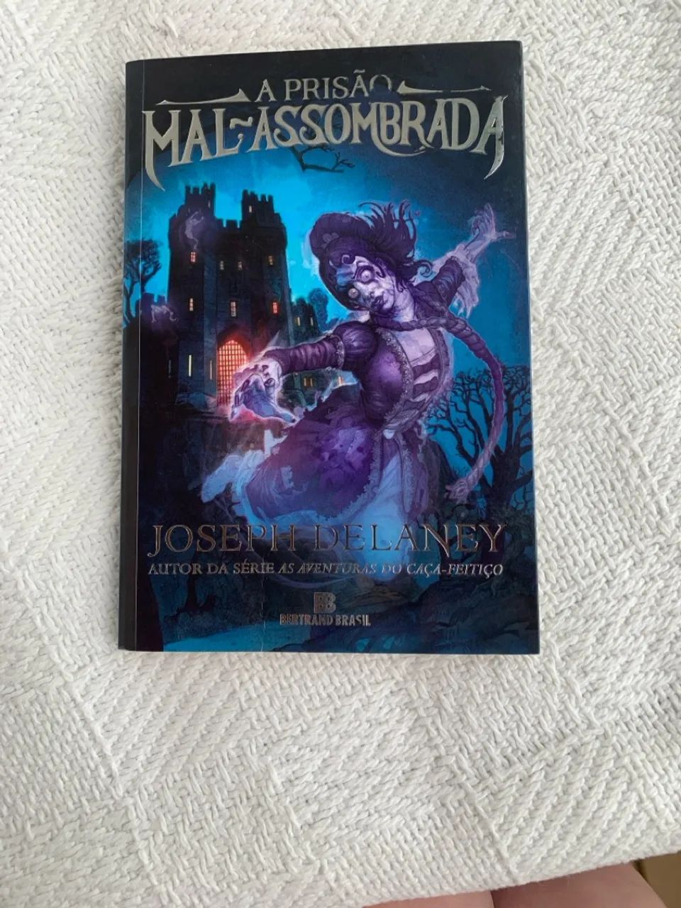 Livro a prisão mal-assombrada.